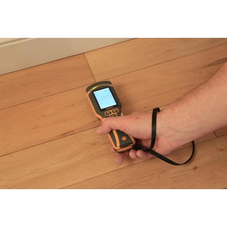 Protimeter Aquant fuktmätare på trävägg för icke-destruktiv mätning.