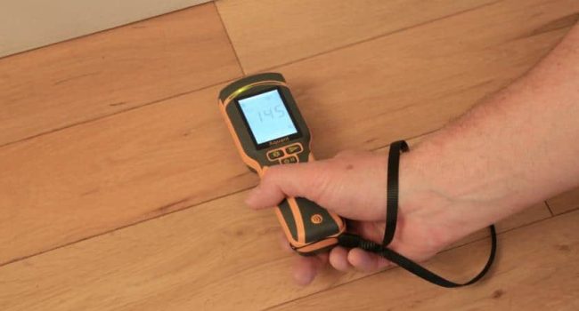 Protimeter Aquant fuktmätare på trävägg för icke-destruktiv mätning.