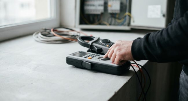 Vilket mätinstrument används för att mäta ström​?